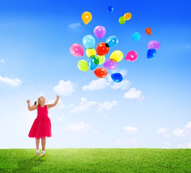 Küçük kız açık havada balon ile oynamak