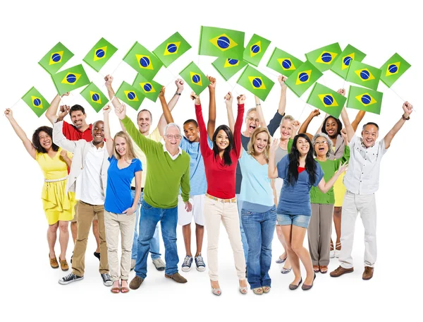 Pessoas segurando bandeiras brasileiras — Fotografia de Stock