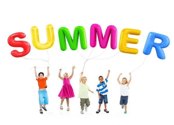 Niños jugando con globos de verano — Foto de Stock