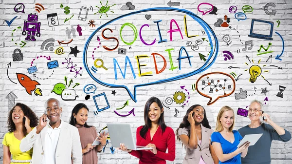 Persone con schizzo dei social media — Foto Stock