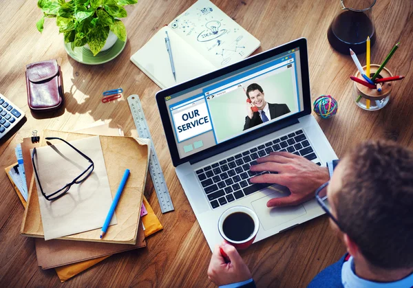 Hombre hablando con agente de servicio al cliente — Foto de Stock