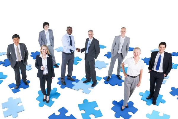 Business People in piedi su puzzle — Foto Stock