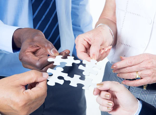 Business mensen gebouw jigsaw — Stockfoto