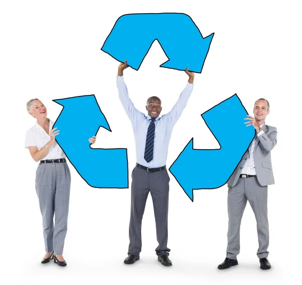 EmpresariaPessoas segurando o símbolo de reciclagem — Fotografia de Stock