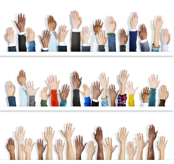 Люди с поднятыми руками — стоковое фото