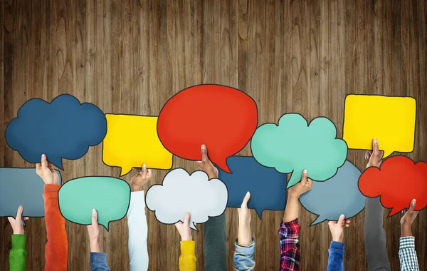 konuşma balonları tutan eller