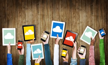 dijital cihazlar tutan eller