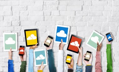 dijital cihazlar tutan eller