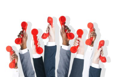 Kırmızı telefon elinde silah