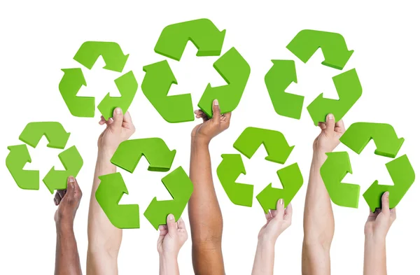 Lidé drží recyklační symboly — Stock fotografie