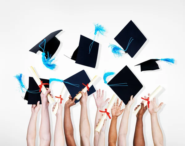 Mãos segurando Diplomas — Fotografia de Stock