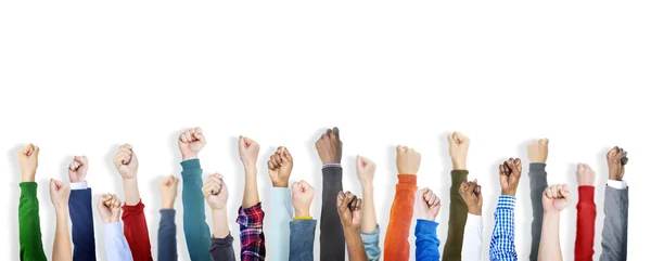 Die geballten Fäuste der Menschen — Stockfoto