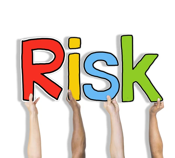Manos que sostienen la palabra riesgo — Foto de Stock