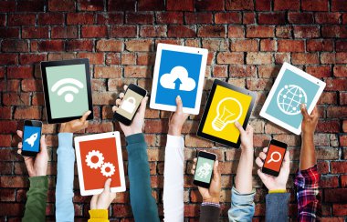 dijital cihazlar tutan eller