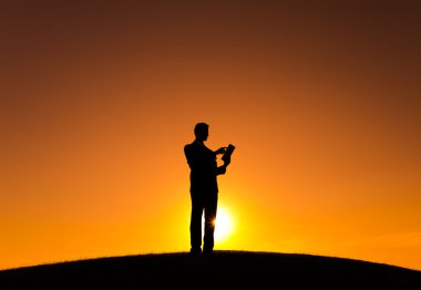 Elinde tablet tutan bir iş adamı