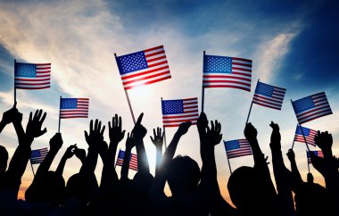 İnsanlar Amerikan bayrakları sallayarak