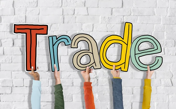 Händer som håller Word Trade — Stockfoto