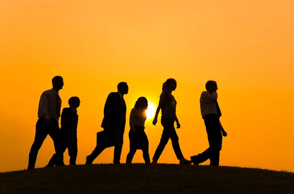 Mensen uit het bedrijfsleven lopen vooruit — Stockfoto