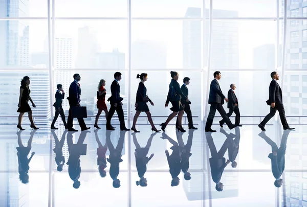 Uomini d'affari che camminano in ufficio — Foto Stock