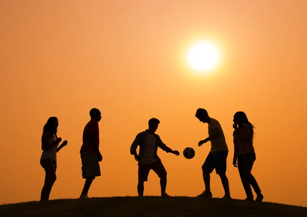 Junge Leute spielen Fußball — Stockfoto