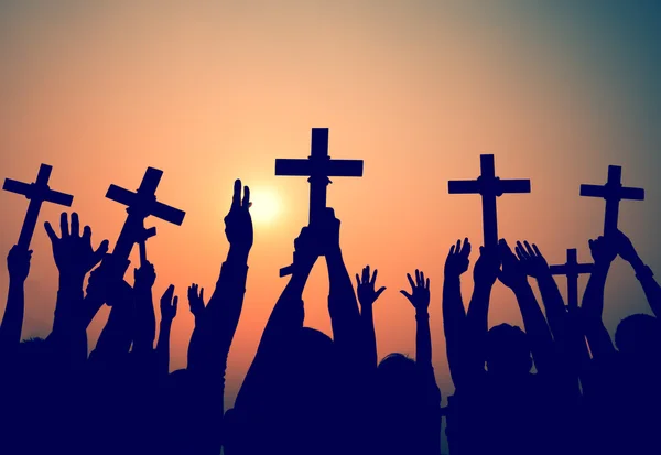 Ruce držící kříže — Stock fotografie