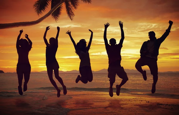 Ungdomar som hoppar — Stockfoto
