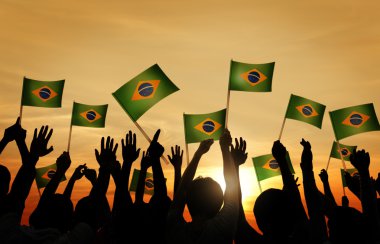 Brazillian bayrakları sallayarak insanlar
