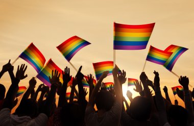 Gay Pride sembolleri tutan insanlar
