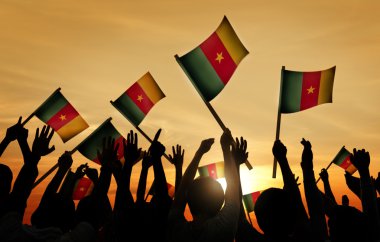 Kamerun bayrakları tutan insanlar