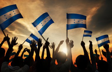 Honduras bayrakları tutan insanlar