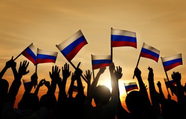 İnsanlar sallayarak Rus bayrakları