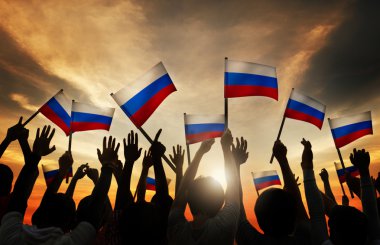 İnsanlar sallayarak Rus bayrakları