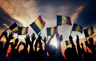 İnsanlar Belçika bayrakları sallayarak