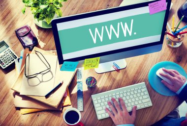 Web tasarım üzerinde çalışan adam