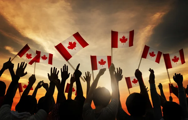 Gente ondeando banderas canadienses — Foto de Stock