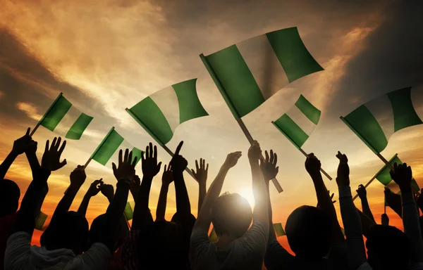 Gente sosteniendo banderas de Nigeria — Foto de Stock