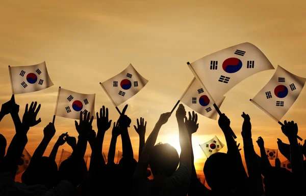 Personas sosteniendo banderas de Corea del Sur —  Fotos de Stock