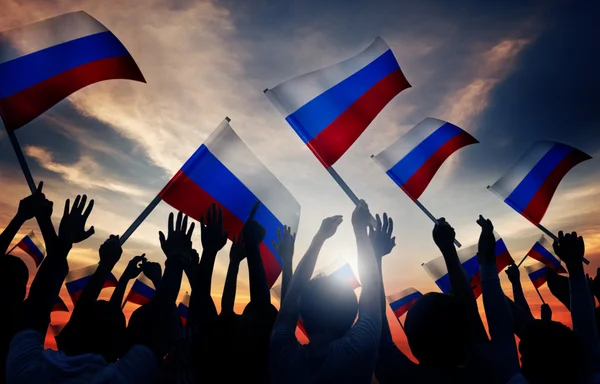 Pessoas segurando bandeiras da Rússia — Fotografia de Stock