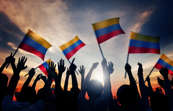 Pueblos sosteniendo banderas de Colombia — Foto de Stock