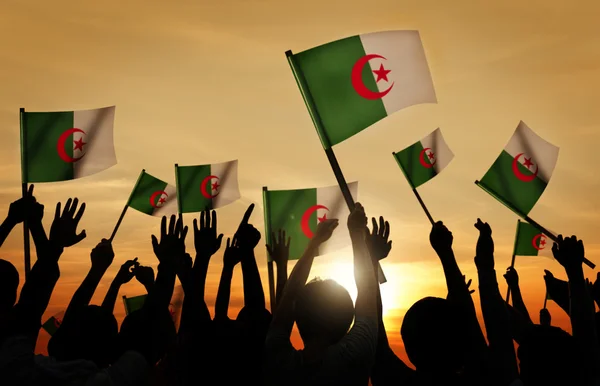 Pessoas segurando bandeiras da Argélia — Fotografia de Stock