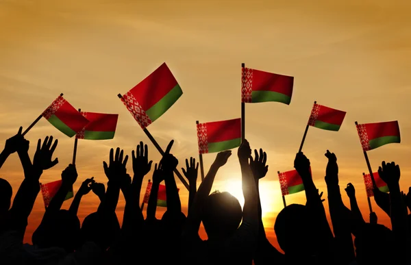Lidé drží vlajky z Běloruska — Stock fotografie