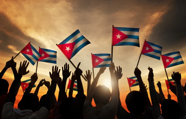 Pessoas segurando bandeiras de Cuba — Fotografia de Stock