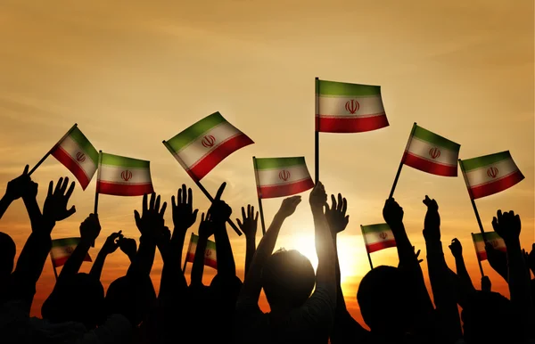 Ludzie macha flagi z Iranu — Zdjęcie stockowe