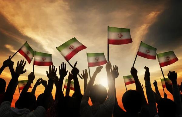 Mensen zwaaien de vlag van Iran — Stockfoto