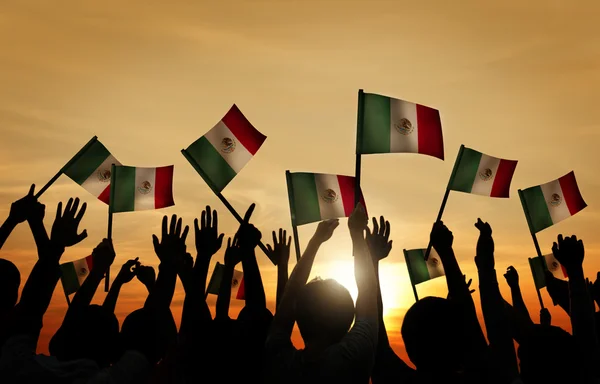 Gente ondeando banderas mexicanas — Foto de Stock