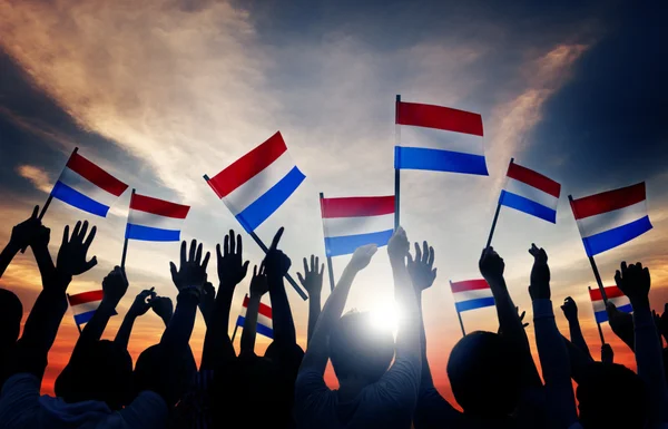 Personas con banderas de los Países Bajos — Foto de Stock