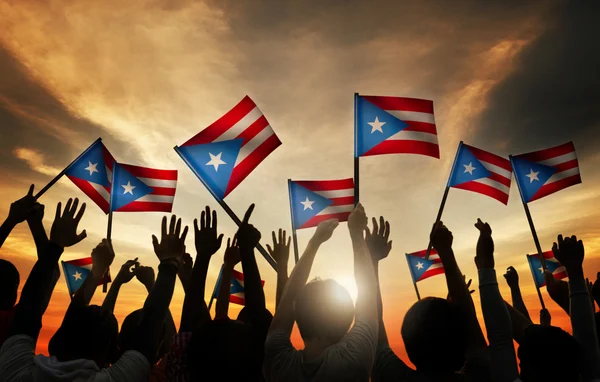 Pueblo ondeando banderas de Puerto Rico — Foto de Stock