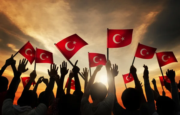 Люди с флагами Турции — стоковое фото