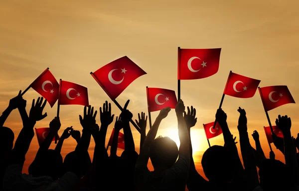 Люди, які тримають прапори Туреччини — стокове фото