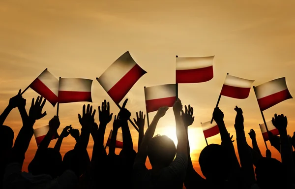 Gente ondeando banderas polacas — Foto de Stock